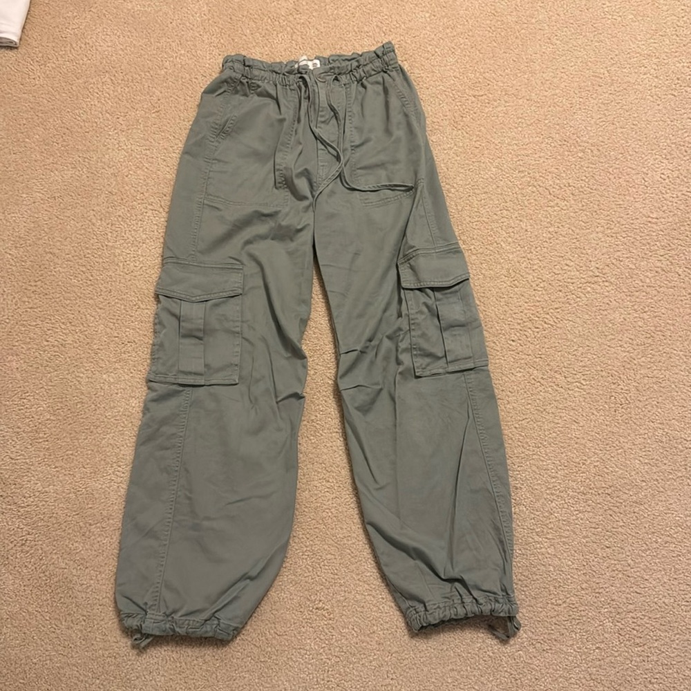 Abercrombie sage green cargo lightweight joggers with drawstring waist!